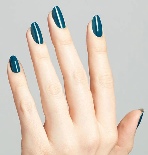 hands wearing MI04 Drama at La Scala Dip Powder 1.5oz by OPI