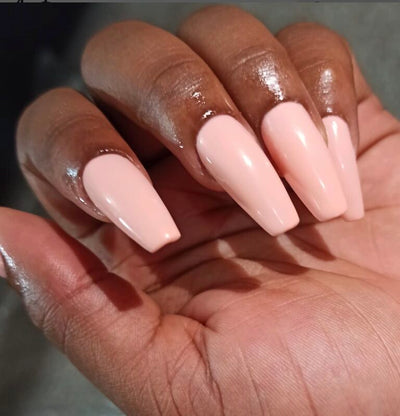 hand wearing DND Duo gel polish 618 Peach Buff