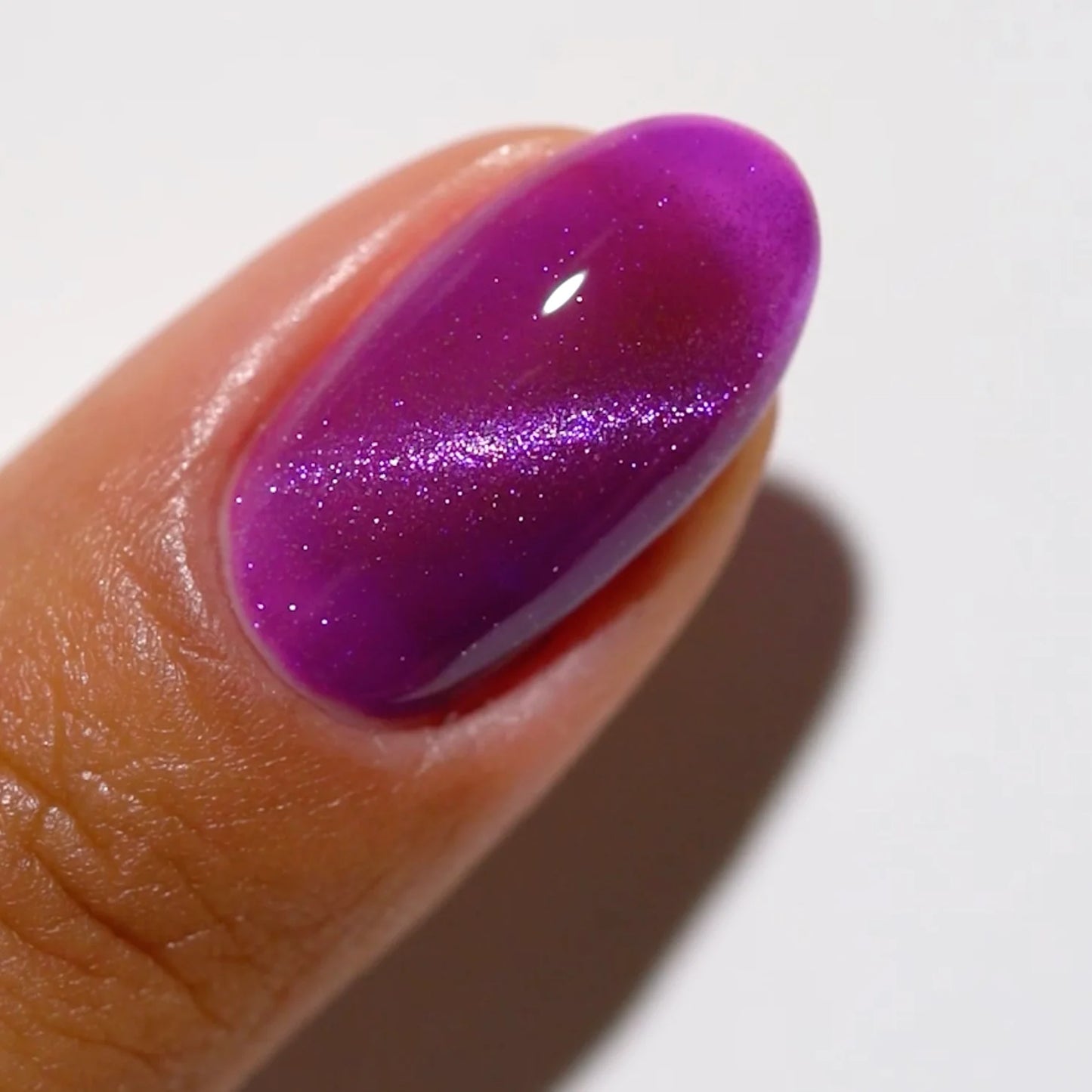 finger swatch DND DC Cat Eye Jelly Drippin’