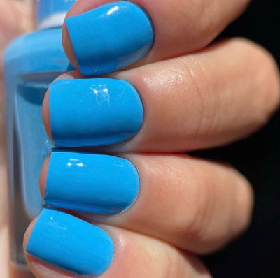 hands wearing DND Duo gel polish 672 Midnight Kiss