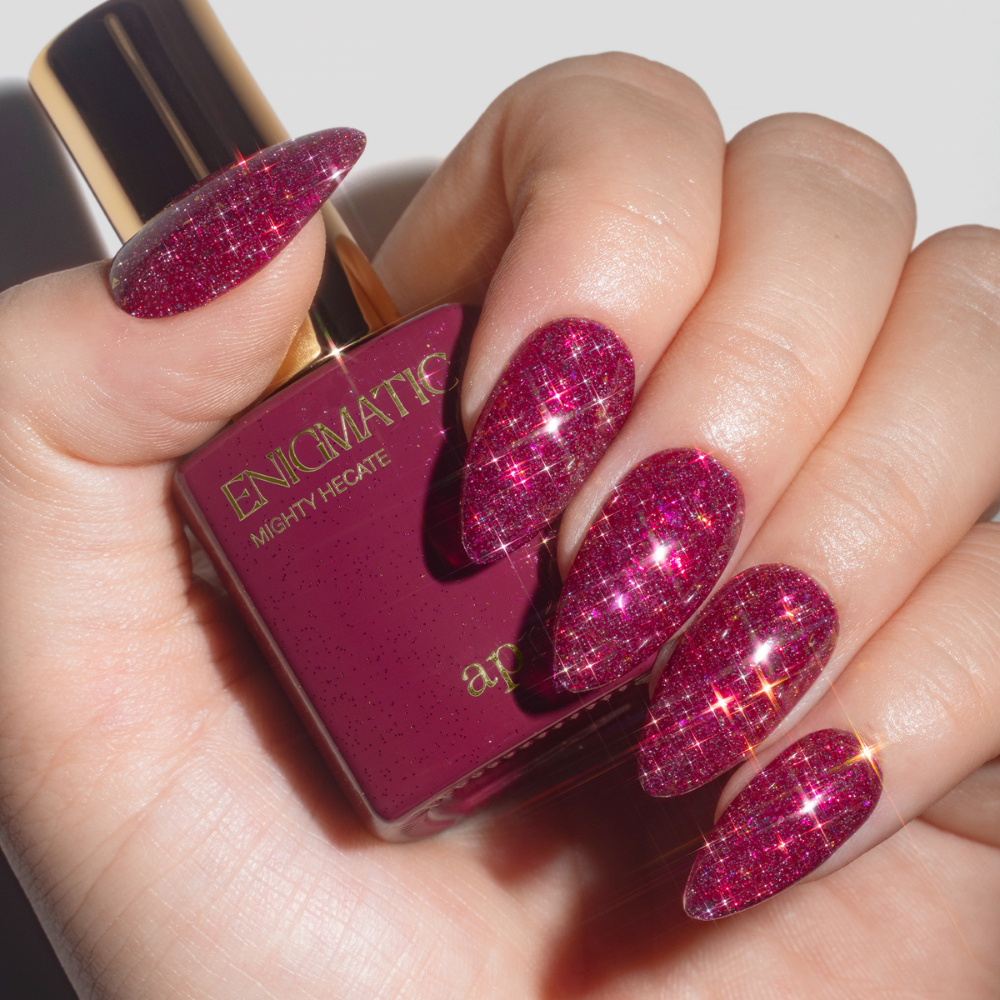 Apres Enigmatic Gel - FG21 Mighty Hecate hand