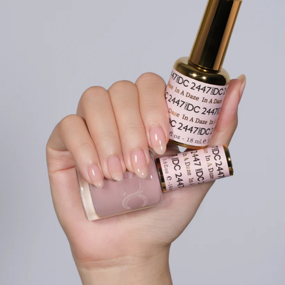 Hands wearing DND DC Gel 2447 In A Daze