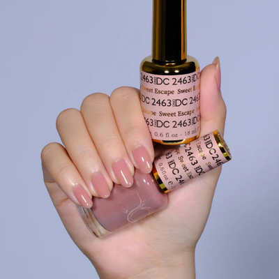 Hands wearing DND DC Gel 2463 Sweet Escape