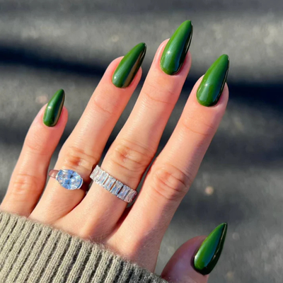 Hands wearing DND DC Gel 325 Icon