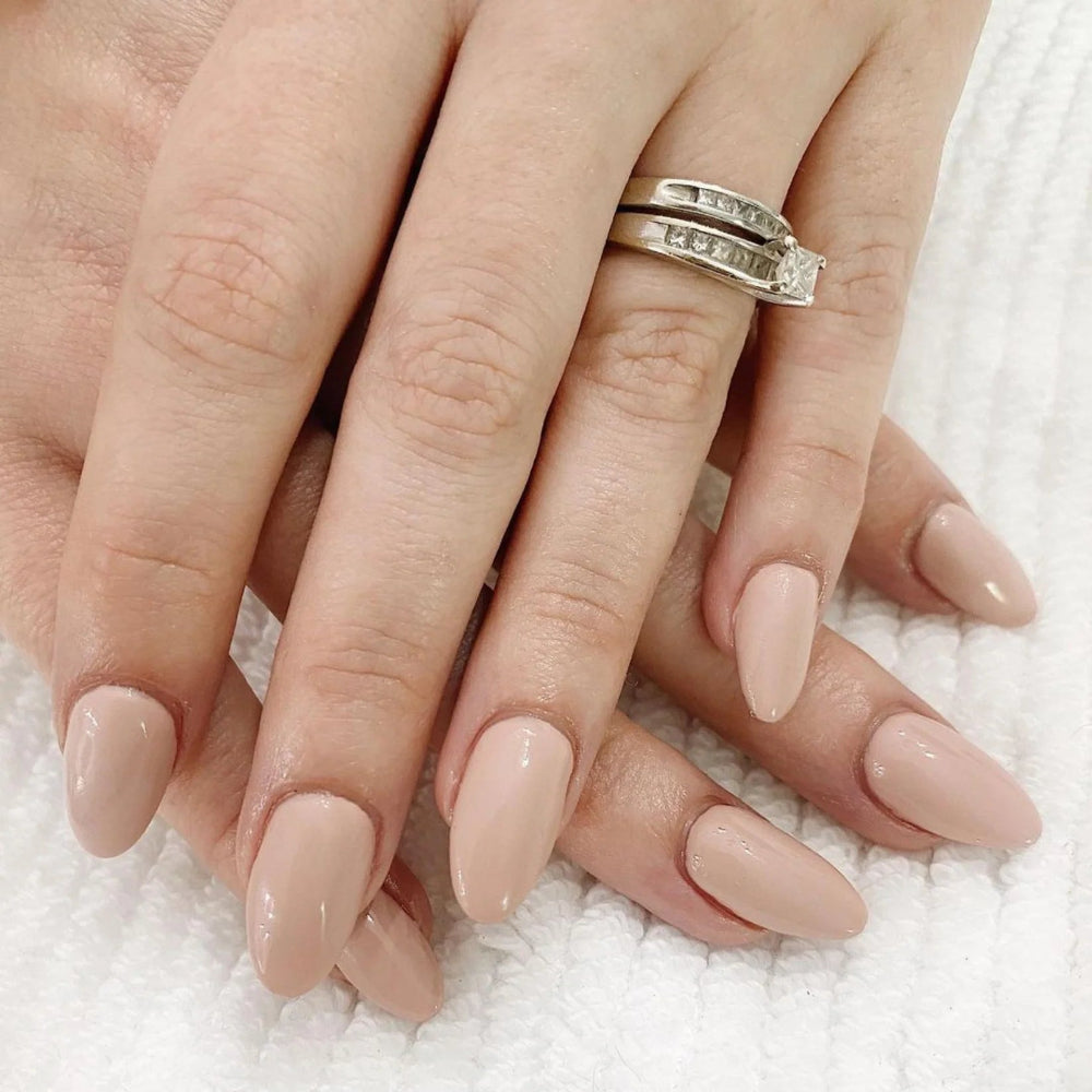 hand wearing DND duo gel polish 616 havana cream