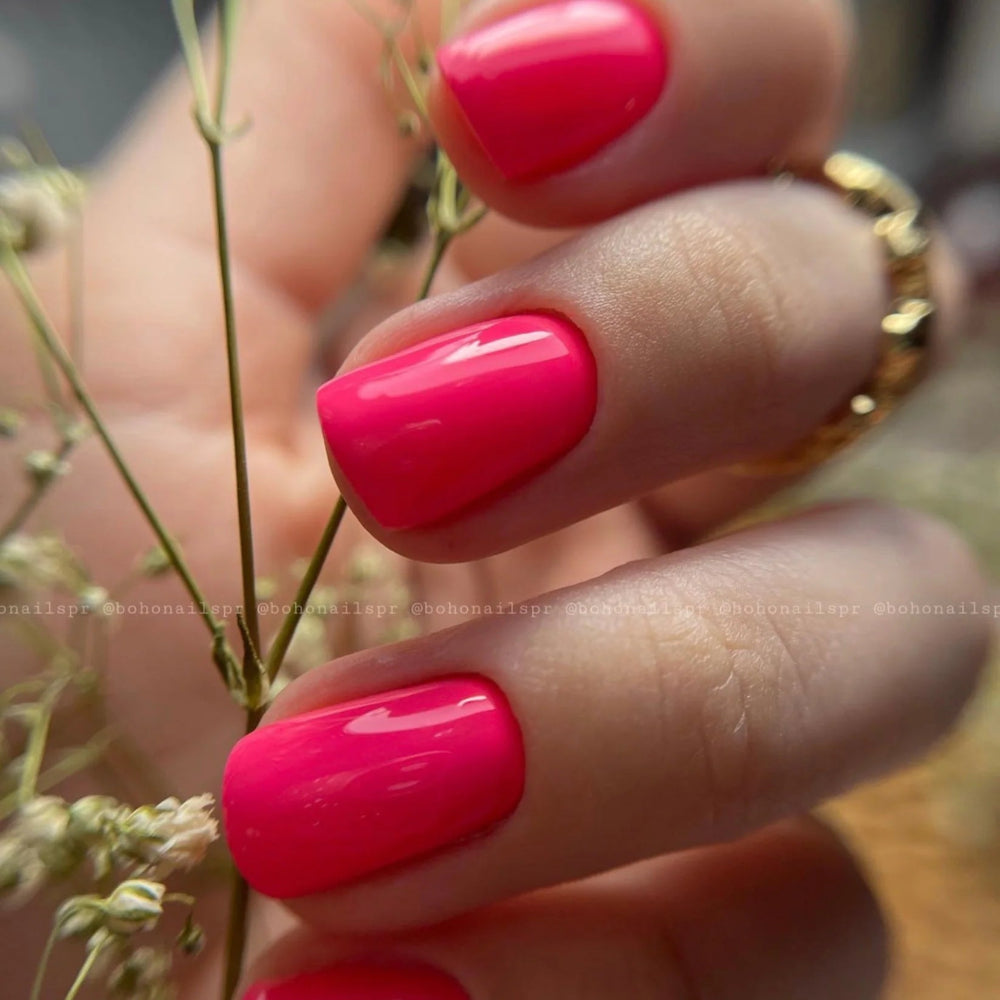 hand wearing DND Duo gel polish 643 Fuchsia Touch