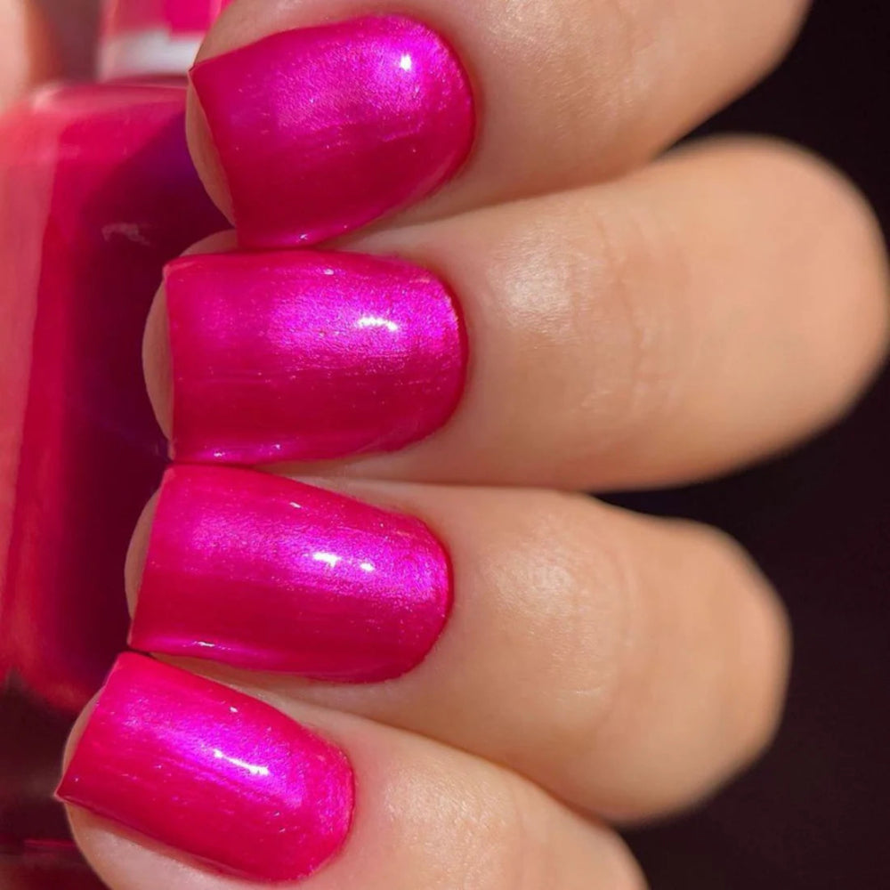 hand wearing DND Duo gel polish 685 Nova Pinky