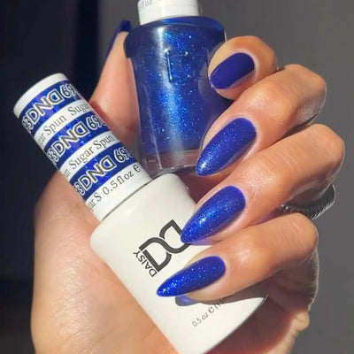 hands wearing DND Duo gel polish 693 Sugar Spun