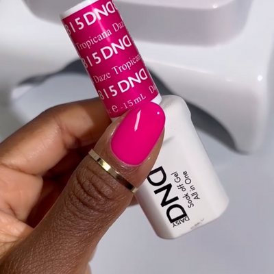 finger wearing DND Gel Polish 815 Tropicana Daze