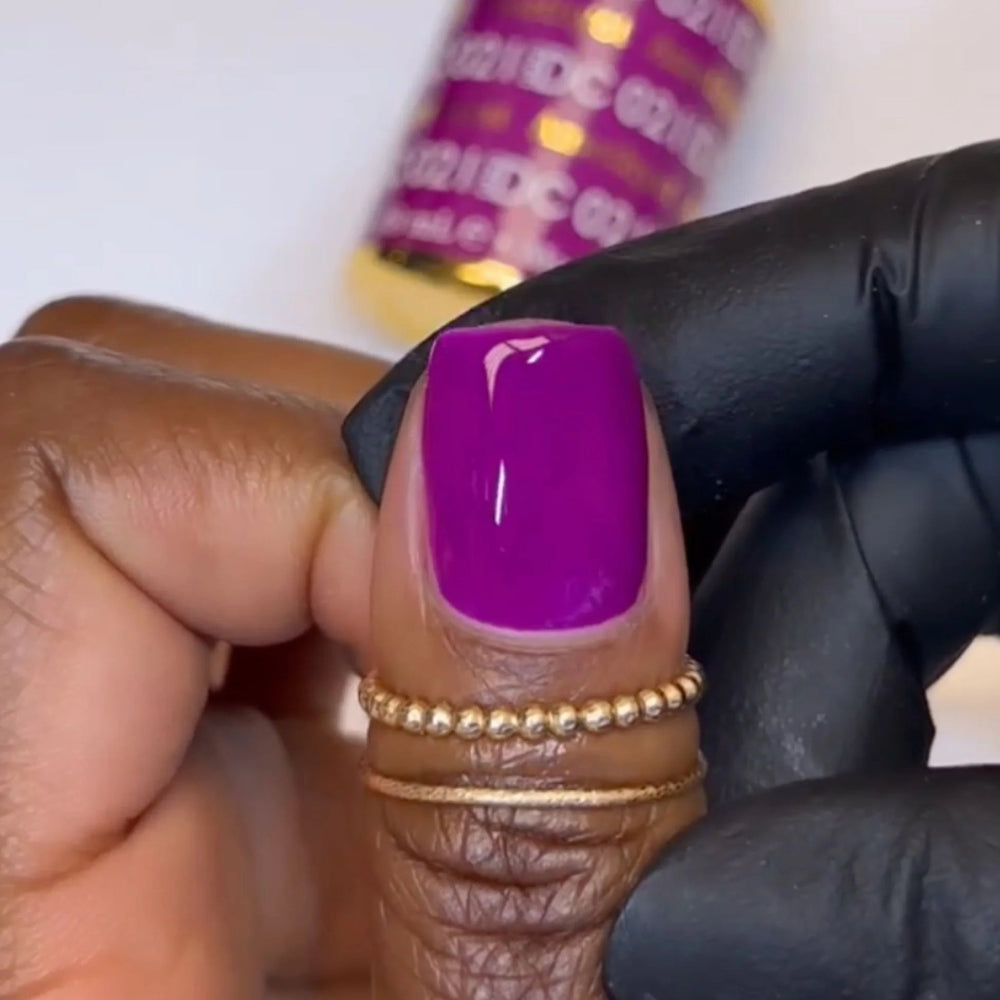 finger wearing DND DC Gel - 021 Amethyst