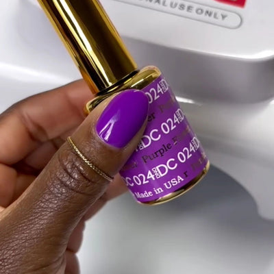 finger wearing DND DC Gel - 024 Purple Flower