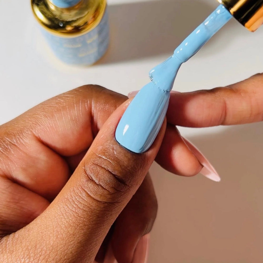finger wearing DND DC Gel - 031 Milky Blue