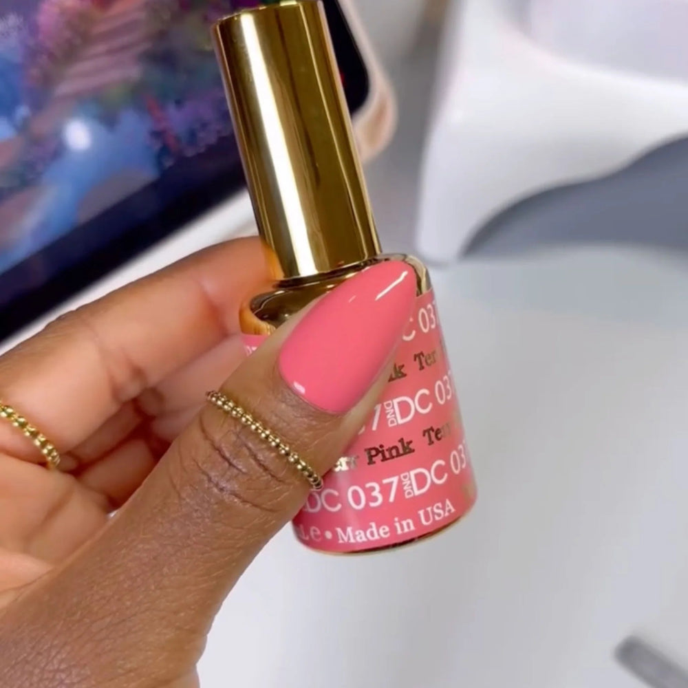 finger wearing DND DC Gel - 037 Terra Pink