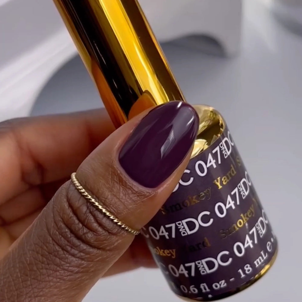 finger wearing DND DC Gel - 047 Smokey Yard