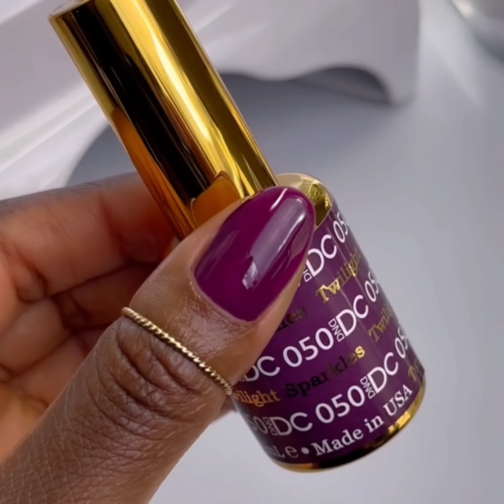 finger wearing DND DC Gel - 050 Twilight Sparkles