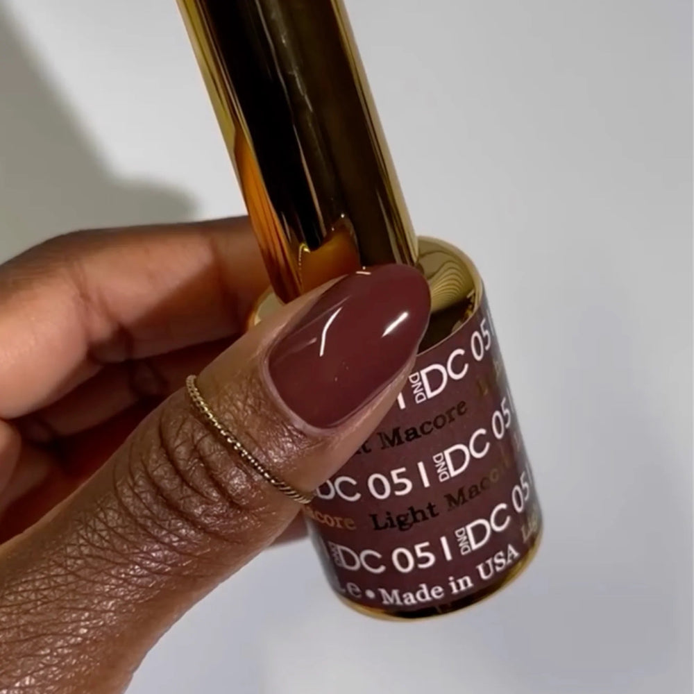 finger wearing DND DC Gel - 051 Light Macore