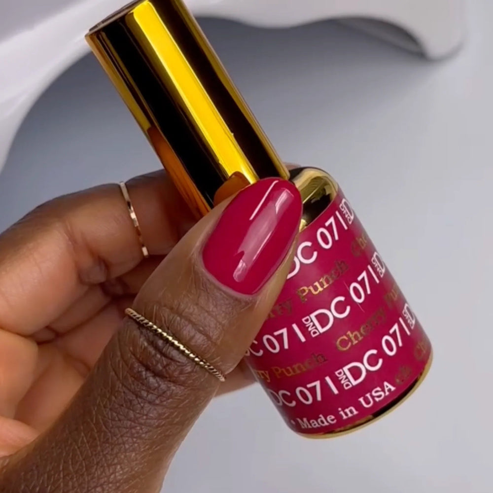finger wearing DND DC Gel - 071 Cherry Punch