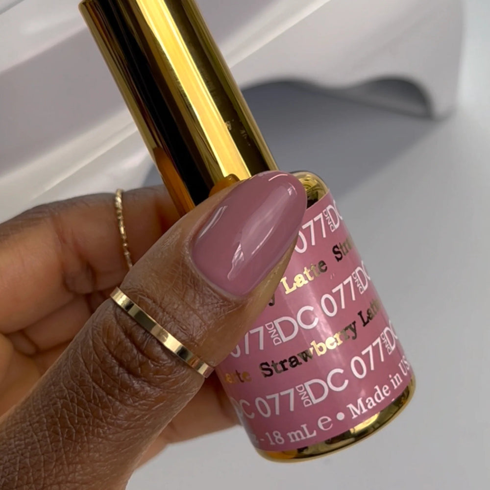 finger wearing DND DC Gel - 077 Strawberry Latte