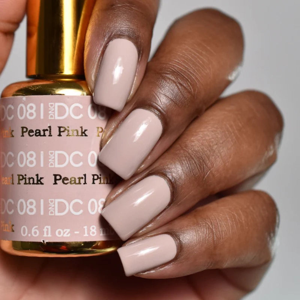 hands wearing DND DC Gel - 081 Pearl Pink