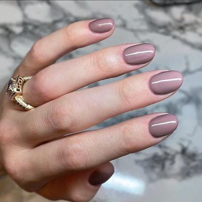 hands wearing DND DC Gel - 092 Russet Tan