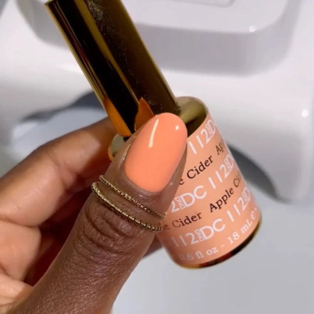 finger wearing DND DC Gel - 112 Apple Cider