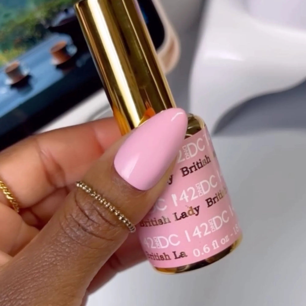 finger wearing DND DC Gel - 142 British Lady