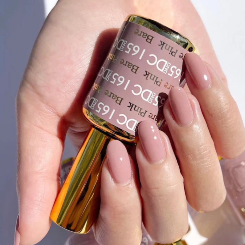 hands wearing DND DC Gel - 165 Bare Pink