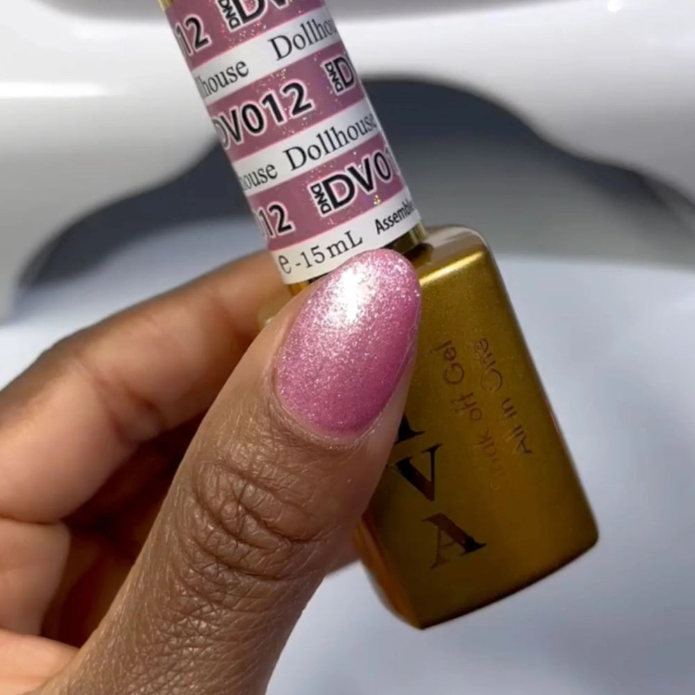 finger wearing DND Diva Gel 012 Dollhouse