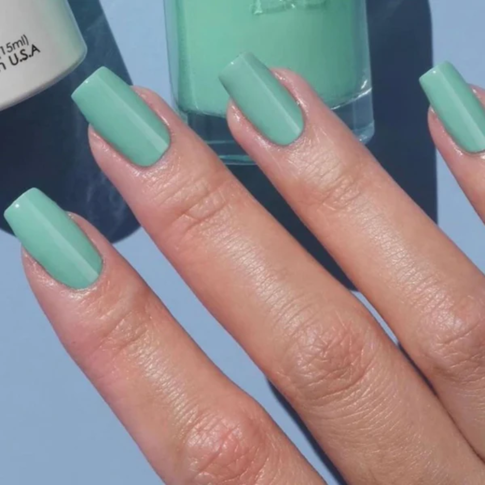 Hands wearing DND Gel 427 Air of Mint
