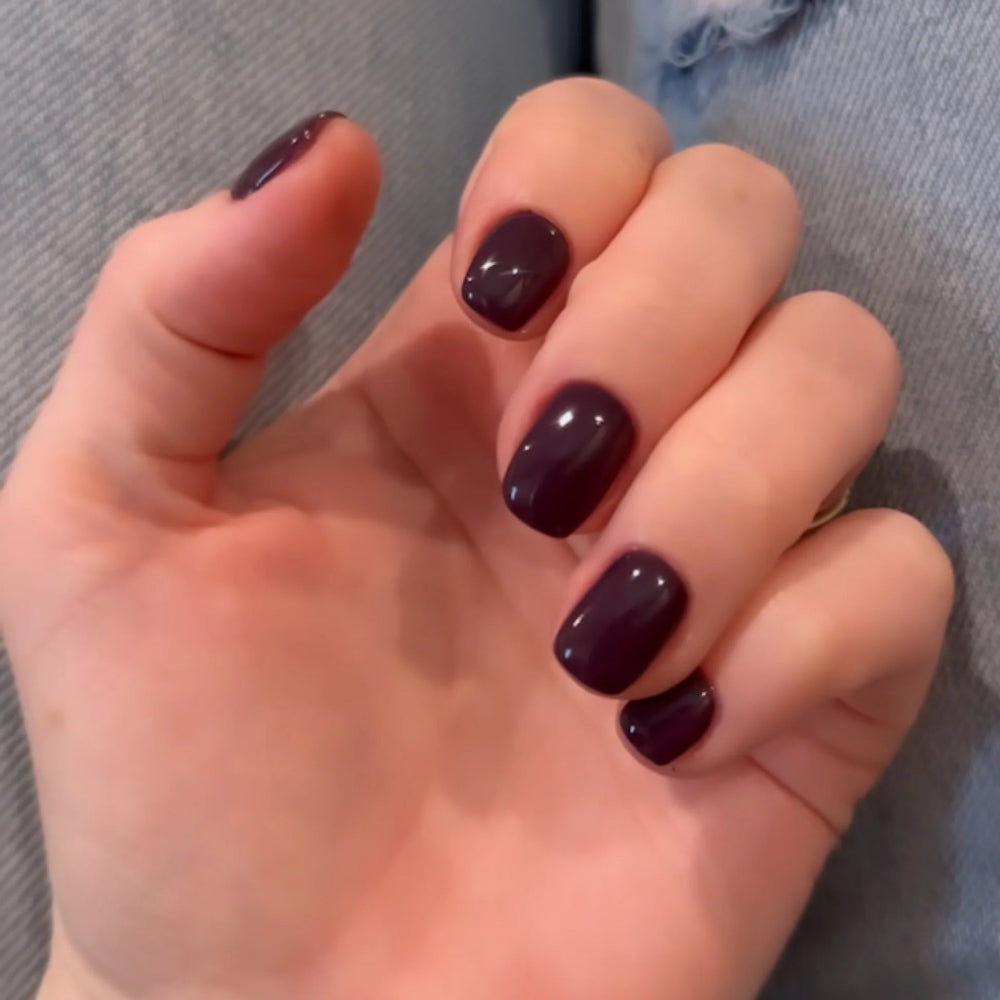 hands wearing DND Gel Polish - 459 Muted Berry