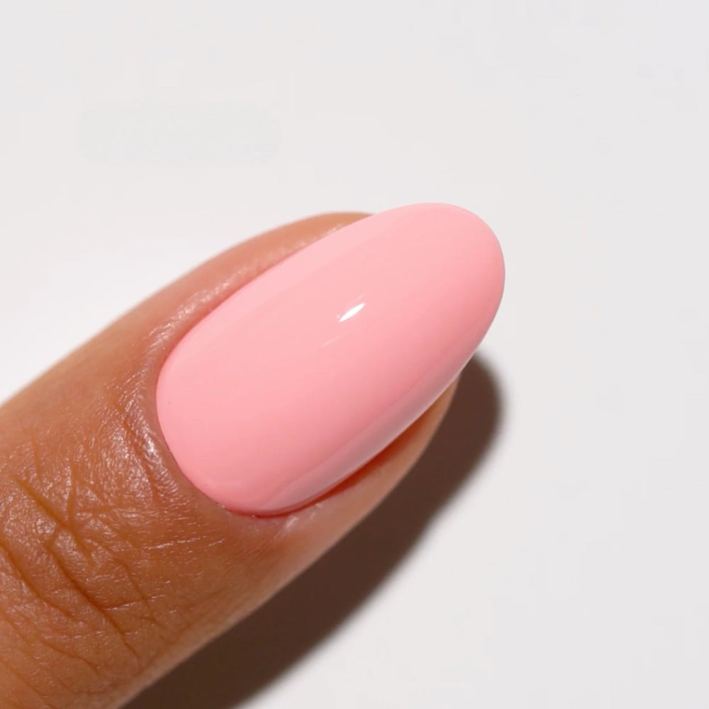 finger wearing DND Gel Polish 725 Sugar Crush