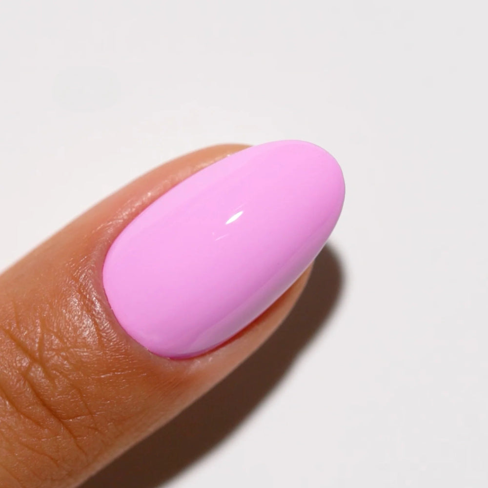 finger wearing DND Gel Polish 727 Pixie