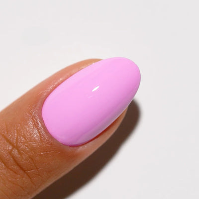 finger wearing DND Gel Polish 727 Pixie