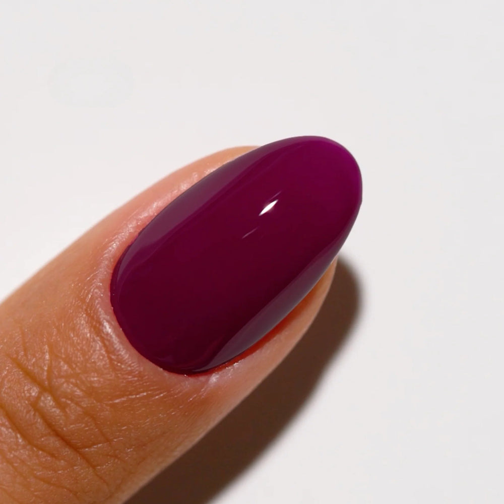 finger wearing DND Gel Polish 731 Plum
