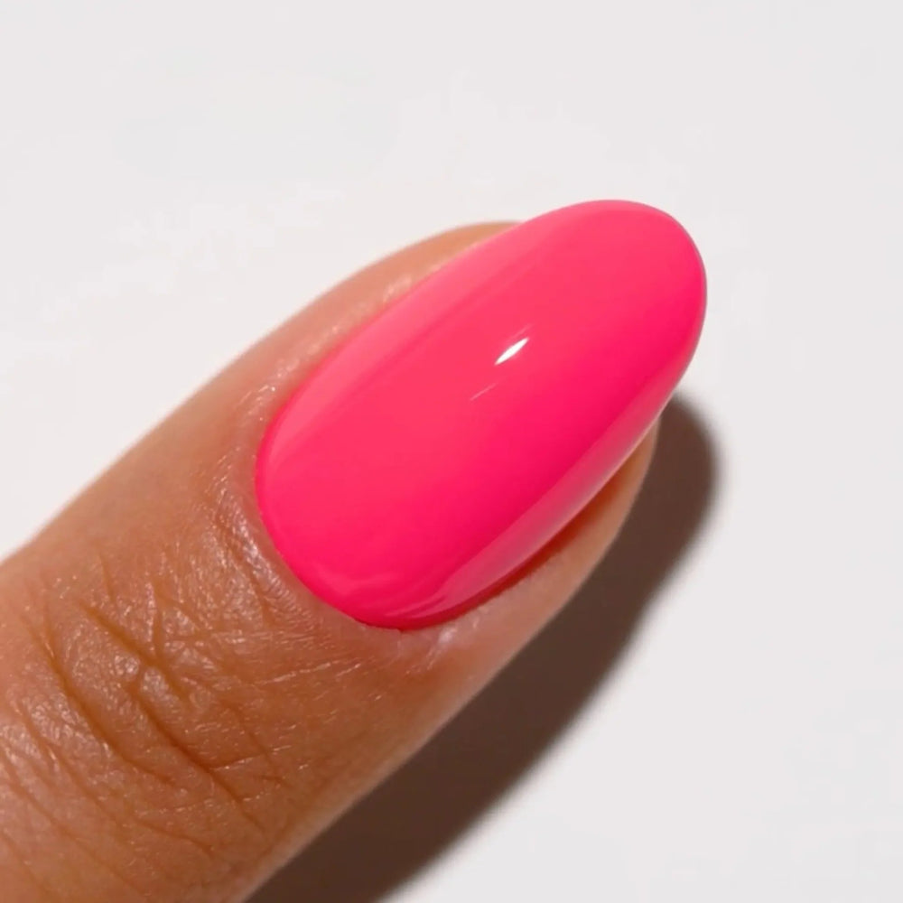 finger wearing DND Gel Polish - 814 Speed Dial