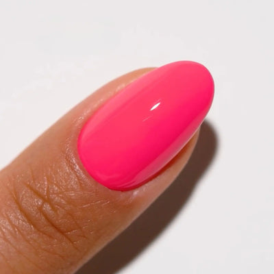 finger wearing DND Gel Polish - 814 Speed Dial