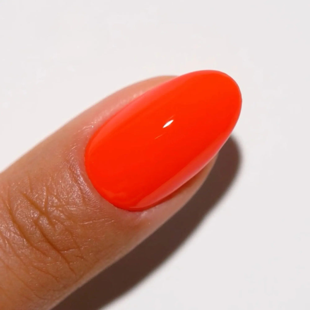 finger wearing DND Gel Polish 818 Popsicle