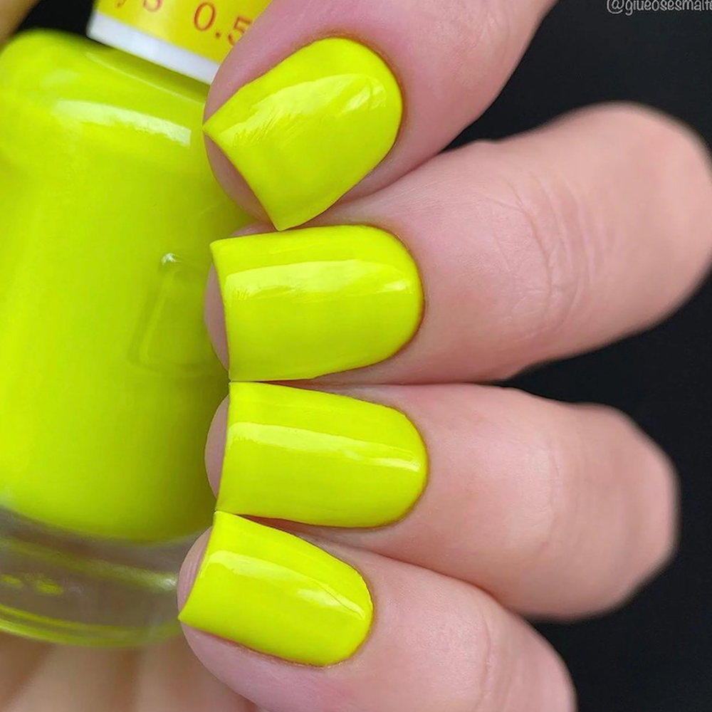 hands wearing DND Gel Polish 784 Smiley