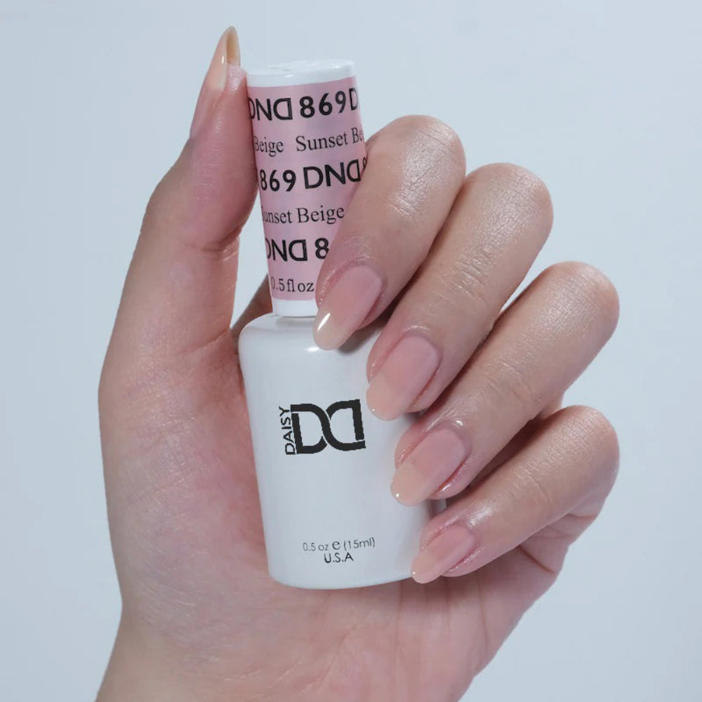 hands wearing DND Trio - 869 Sunset Beige