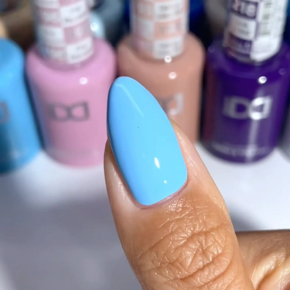finger wearing DND HEMA FREE Gel Polish 211 Squirtle