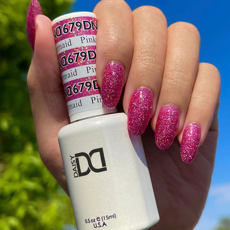 hand wearing DND Duo gel polish 679 Pink Mermaid