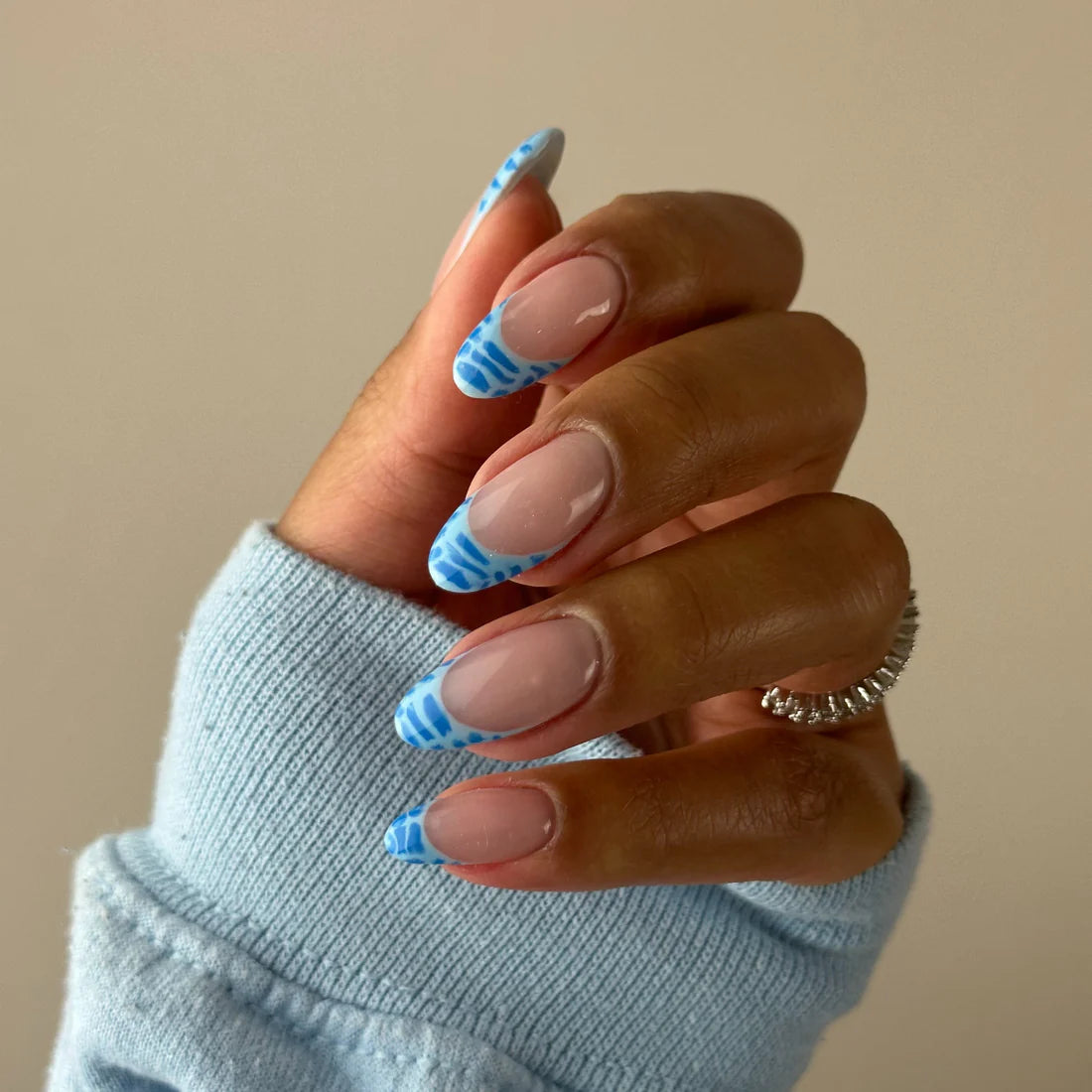 DND DC Gel - 031 Milky Blue Hand