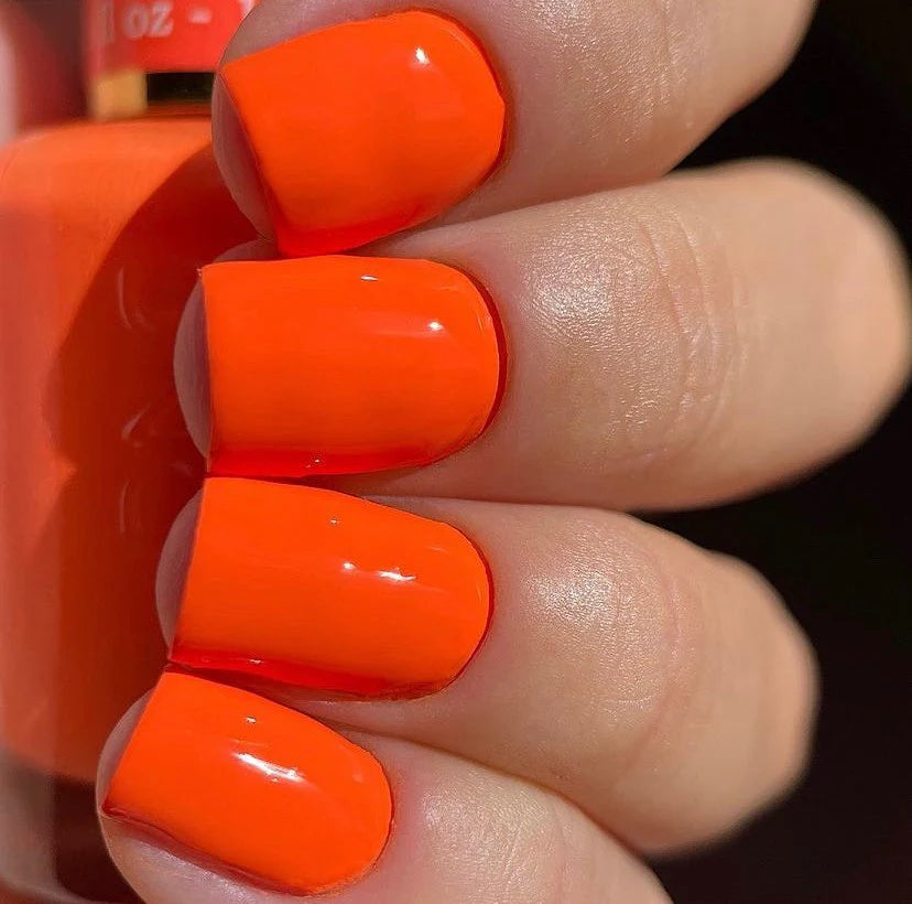 DND DC Gel Polish - 010 Dutch Orange hand