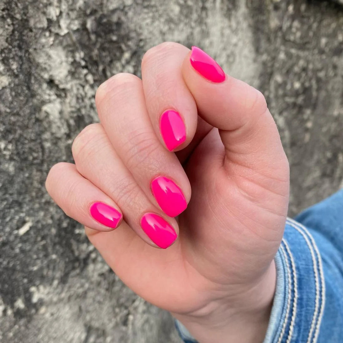 DND DC Gel Polish - 013 Brilliant Pink hand