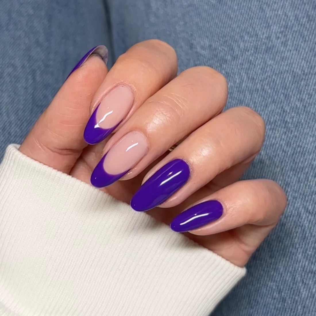 DND DC Gel Polish - 019 Ultramarine hand