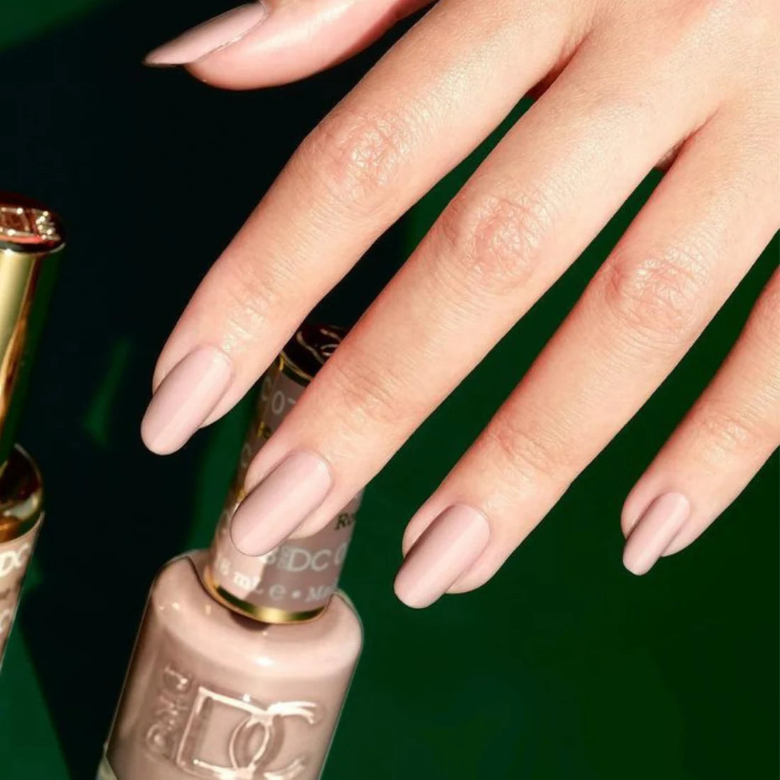 DND DC Gel Polish - 087 Rose Powder hand