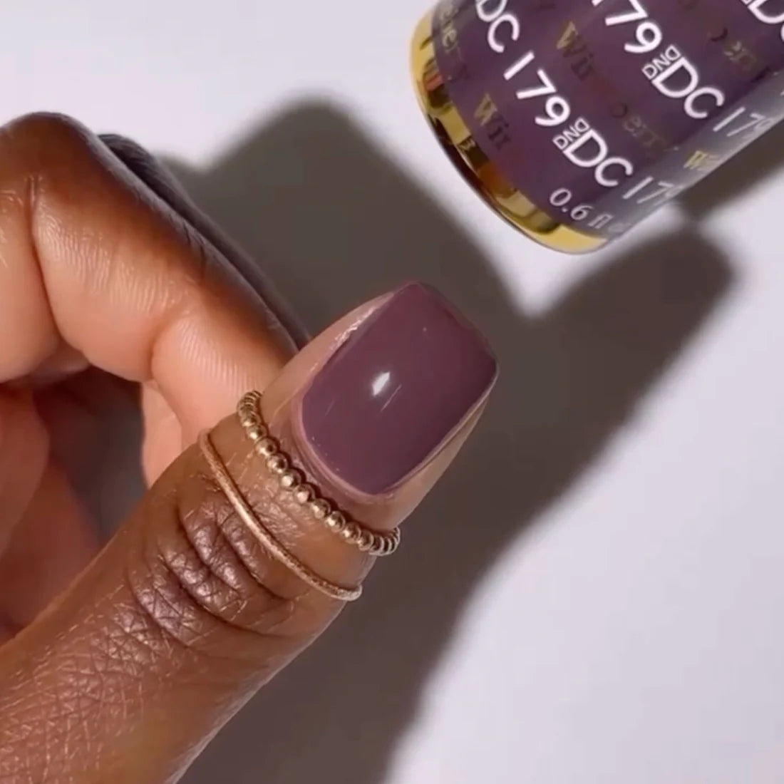 DND DC Gel Polish - 179 Wineberry finger