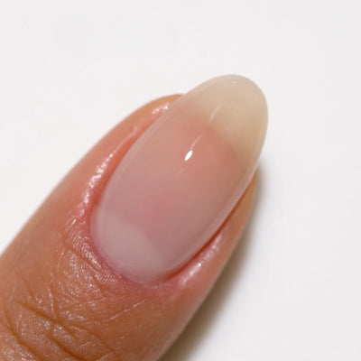 DND DC Gel Polish - 2443 Sheer Sugar finger