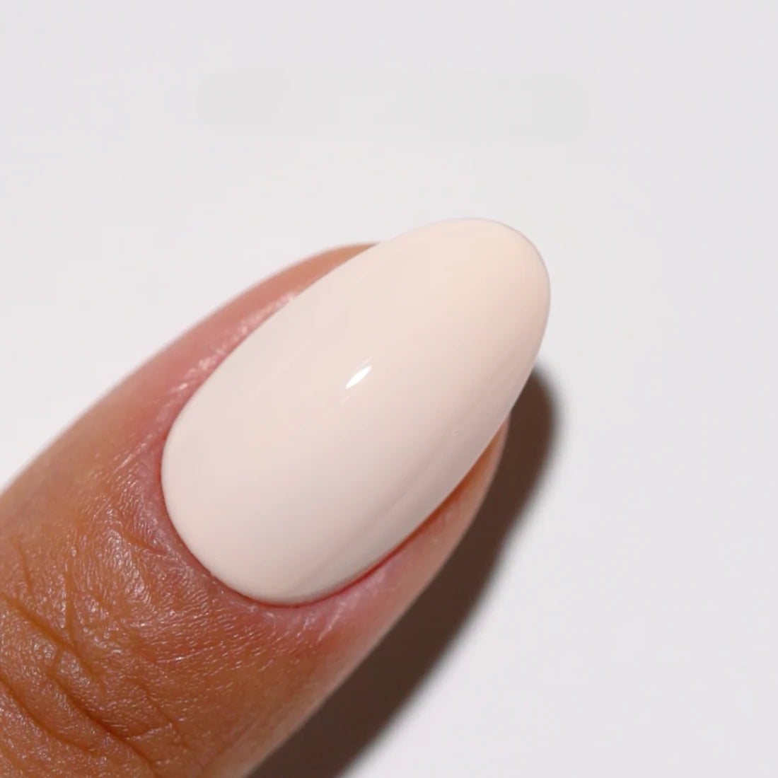 DND DC Gel Polish - 291 Marshmallow Cloud finger