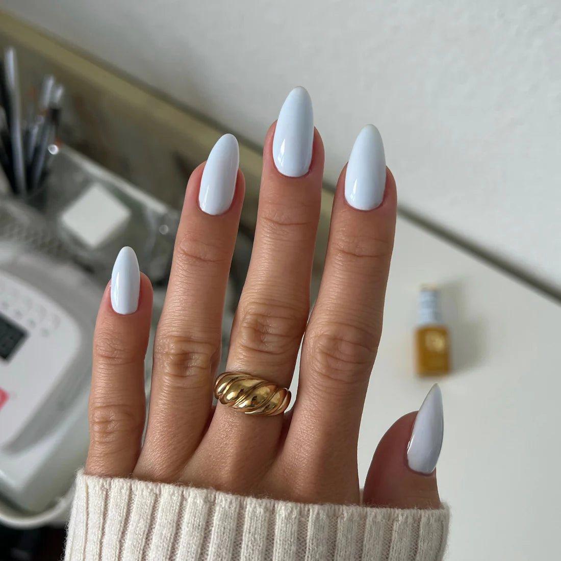 DND Diva Gel Polish - 037 Jet Life hand